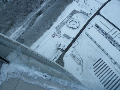 Blick auf die (runde) Plattform neben dem Parkplatz