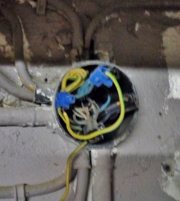 In dieser Abzweigdose sind 7 oder 8 Leitungen zusammengeknüpft worden fehlender PE wurde von N geholt.